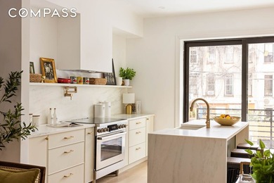 Welcome to this beautifully reimagined 1915 townhouse a fully - photo 5