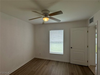Renovated 3 bedrooms plus den, 2 bath, 2 car garage with new - photo 22