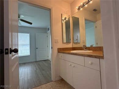 Renovated 3 bedrooms plus den, 2 bath, 2 car garage with new - photo 24