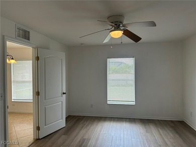 Renovated 3 bedrooms plus den, 2 bath, 2 car garage with new - photo 28