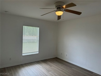 Renovated 3 bedrooms plus den, 2 bath, 2 car garage with new - photo 29