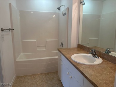 Renovated 3 bedrooms plus den, 2 bath, 2 car garage with new - photo 32