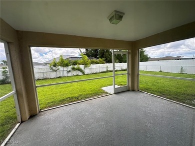 Renovated 3 bedrooms plus den, 2 bath, 2 car garage with new - photo 36