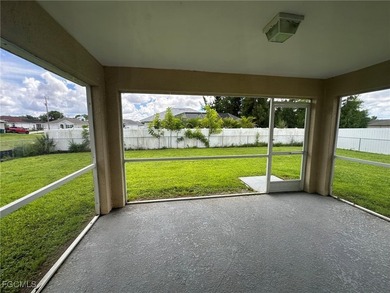 Renovated 3 bedrooms plus den, 2 bath, 2 car garage with new - photo 37