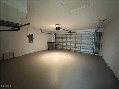 Renovated 3 bedrooms plus den, 2 bath, 2 car garage with new - photo 40