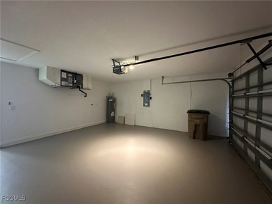 Renovated 3 bedrooms plus den, 2 bath, 2 car garage with new - photo 41