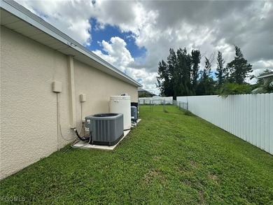 Renovated 3 bedrooms plus den, 2 bath, 2 car garage with new - photo 42