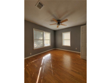 SHORT SALE OPPORTUNITY! This 3-bedroom, 2-bath home offers 1,088 - photo 5