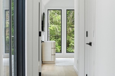 Profiting from water views and easy beach access in Sag Harbor - photo 10