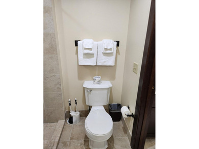 Updated 2 bedroom, 1 bathroom Chase on the Lake Condo. Being - photo 17