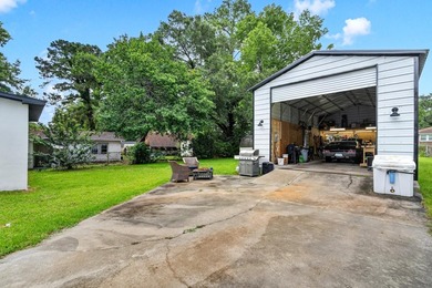 Welcome to the 3 bedroom 2 bath single family home, a charming - photo 19