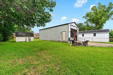 Welcome to the 3 bedroom 2 bath single family home, a charming - photo 23
