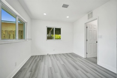 Exceptional duplex opportunity with a pool in the heart of - photo 22