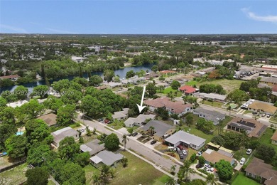 Exceptional duplex opportunity with a pool in the heart of - photo 50