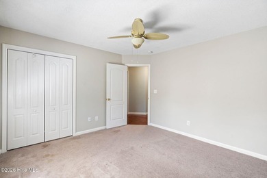 Welcome to this beautifully maintained three-bedroom - photo 31