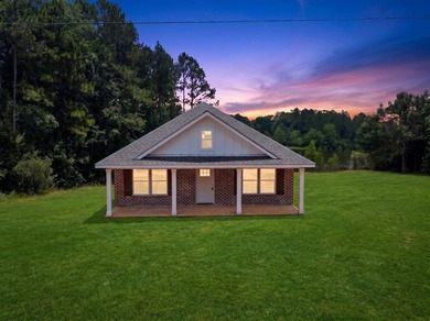 CUTE AS A BUTTON COTTAGE STYLE WATERFRONT home with large front - photo 31