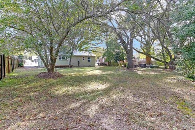 Welcome to 810 W. Lakeview Avenue, a charming 1944 Craftsman - photo 33