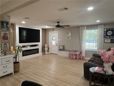 Beautifully remodeled 3-bedroom, 2.5-bath home that's completely - photo 4