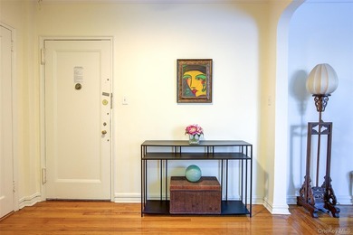 WELCOME TO FOREST HILLS SOUTH. DELUXE STUDIO APARTMENT. Very - photo 14