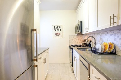 WELCOME TO FOREST HILLS SOUTH. DELUXE STUDIO APARTMENT. Very - photo 15