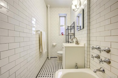 WELCOME TO FOREST HILLS SOUTH. DELUXE STUDIO APARTMENT. Very - photo 21