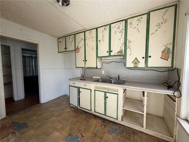 Investment property!! This property offers 3 bedrooms - 2 - photo 7