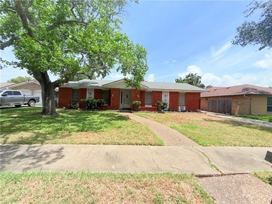 Great starter home with four-sided red brick. Formal living and - photo 1