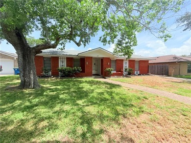 Great starter home with four-sided red brick. Formal living and - photo 2