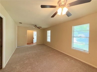 Great starter home with four-sided red brick. Formal living and - photo 3