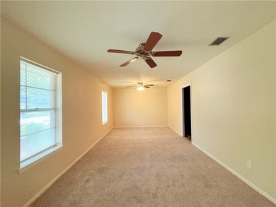 Great starter home with four-sided red brick. Formal living and - photo 4