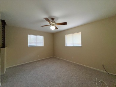 Great starter home with four-sided red brick. Formal living and - photo 5