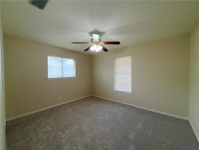 Great starter home with four-sided red brick. Formal living and - photo 8