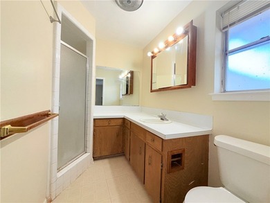 Great starter home with four-sided red brick. Formal living and - photo 9