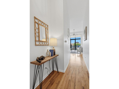 Rarely available 1 bed/1 bath Loft in The Dakota - a coveted - photo 3