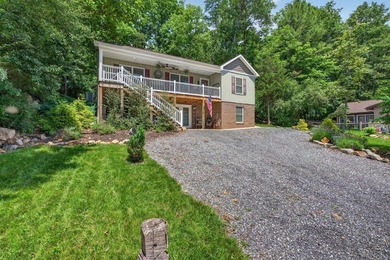 Welcome home to a canvas of possibility! Step into this - photo 2