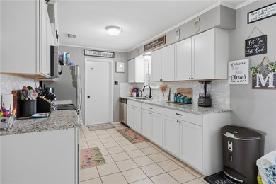 Welcome to this beautifully maintained 4-bedroom, 2-bathroom - photo 10