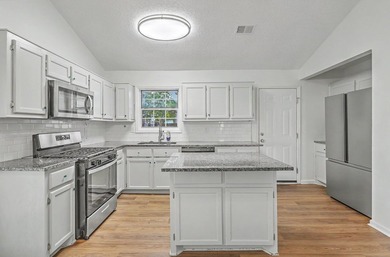 Welcome to this beautiful 3-bedroom, 2-bath home in the - photo 15