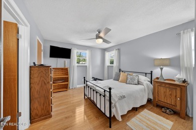 This beautiful renovated 3-bedroom, 3-bath home in the Lake - photo 15