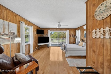 This beautiful renovated 3-bedroom, 3-bath home in the Lake - photo 23