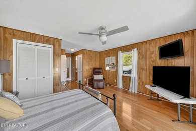 This beautiful renovated 3-bedroom, 3-bath home in the Lake - photo 25