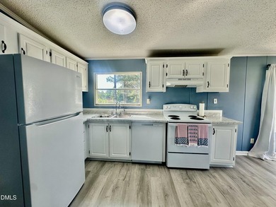 Welcome home!! This charming and cozy 3-bedroom, 2- bath home - photo 9