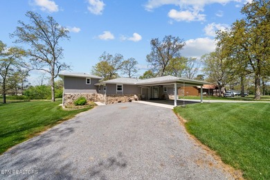 This beautiful renovated 3-bedroom, 3-bath home in the Lake - photo 44
