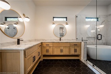 Experience modern. luxury and thoughtful design in this stunning - photo 35
