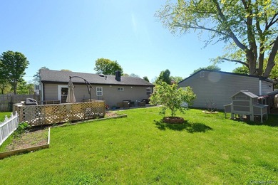 Rare find! This meticulously maintained 3-bedroom home combines - photo 12