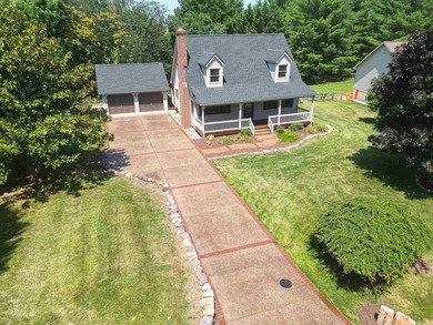 Welcome to this excellently maintained Cape Cod in the heart of - photo 4