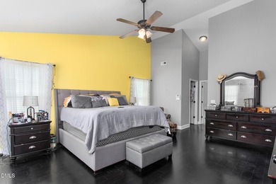 This beautifully maintained 5-bedroom, 3-full bathroom home - photo 23