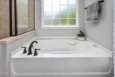 This beautifully maintained 5-bedroom, 3-full bathroom home - photo 27