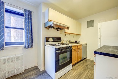 Welcome to River Gardens, Pet friendly building in the heart of - photo 16