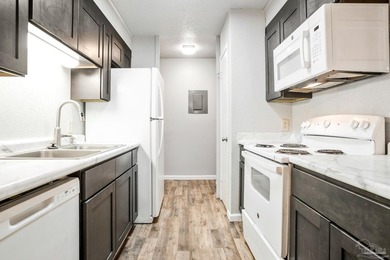 Beautiful, renovated 2 bedroom, 2 bath condo with a balcony! - photo 6