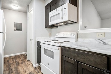 Beautiful, renovated 2 bedroom, 2 bath condo with a balcony! - photo 7